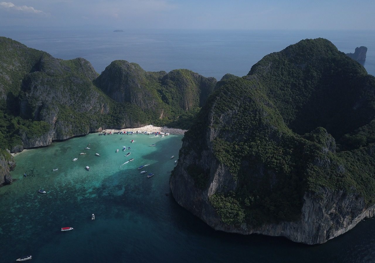 Die Felsen im Meer bergen einen Schatz: die  Maya Bay, den Traumstrand aus dem Film "The Beach" mit Leonardo di Caprio (2000)