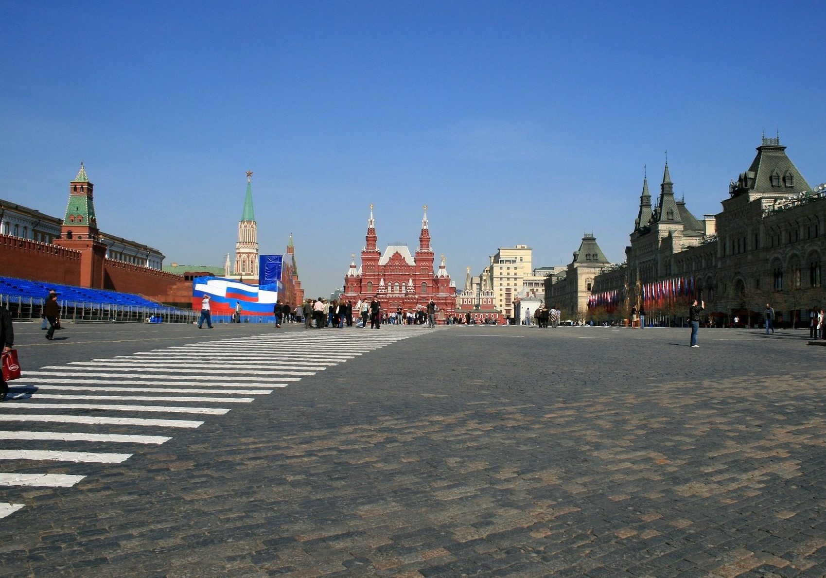 Zebrastreifen wie hier am Roten Platz machen Moskau nun für Spaziergänger freundlicher