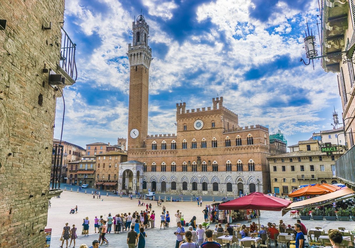 Die toskanische Stadt Siena ist berühmt für ihr Pferderennen: Im Galopp preschen die Pferde um den engen Platz