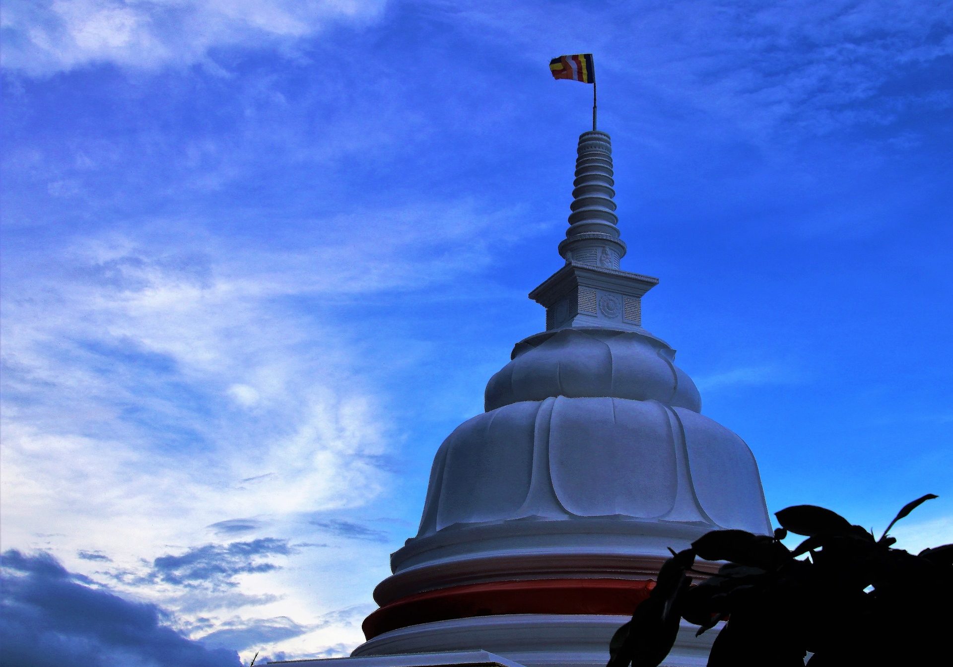Auf Sri Lanka schimmern  die Pagoden nicht golden, wie in anderen buddhistischen Ländern, sondern weiß