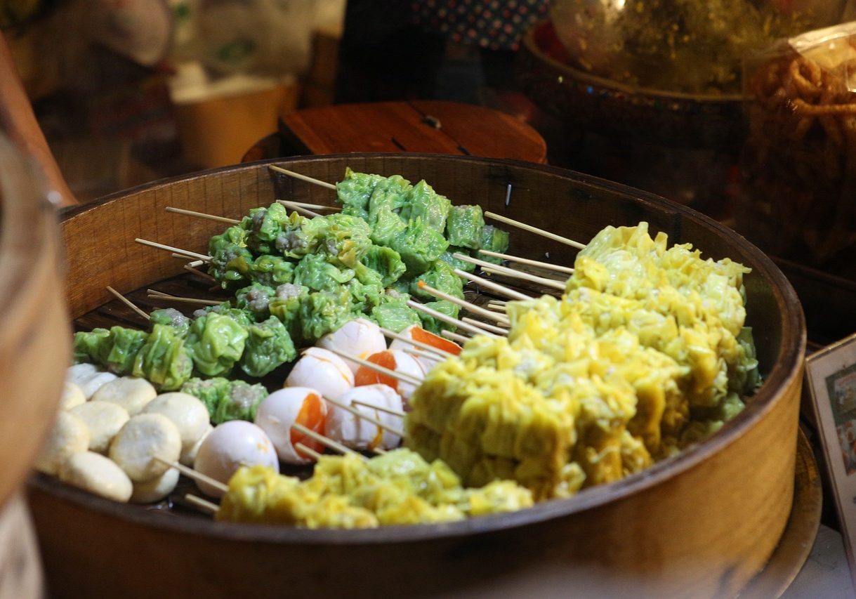 Kleine exotische Köstlichkeiten, auf Spieße gesteckt: Street Food der Thai-Küche