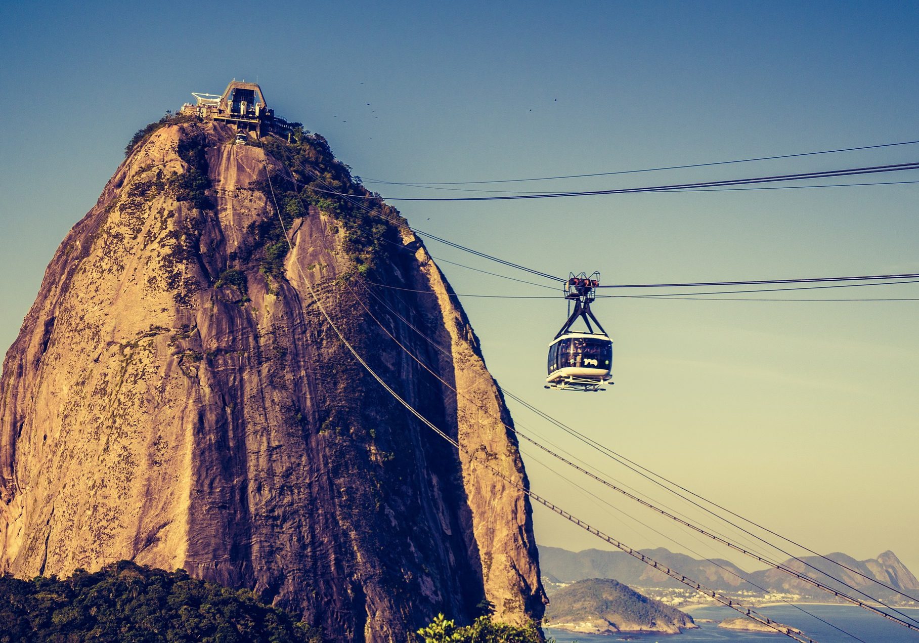 Mit der Gondel geht's hinauf zum berühmten Zuckerhut in Rio – schon die Seilbahnfahrt ist ein Erlebnis